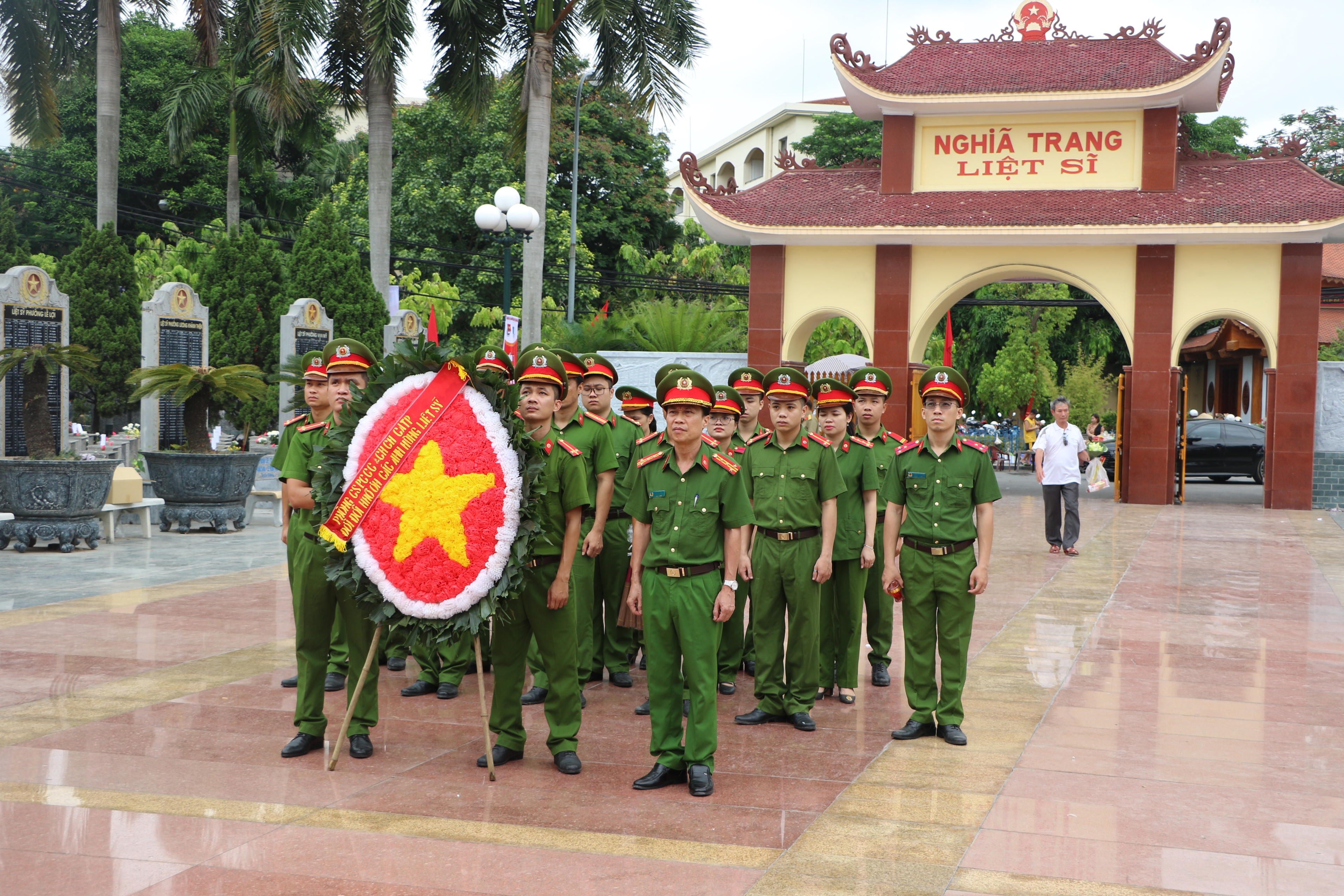 Đoàn thanh niên Phòng Cảnh sát PCCC và CNCH: Tổ chức thắp hương, viếng liệt sỹ nhân dịp kỷ niệm 73 năm ngày Thương binh liệt sỹ